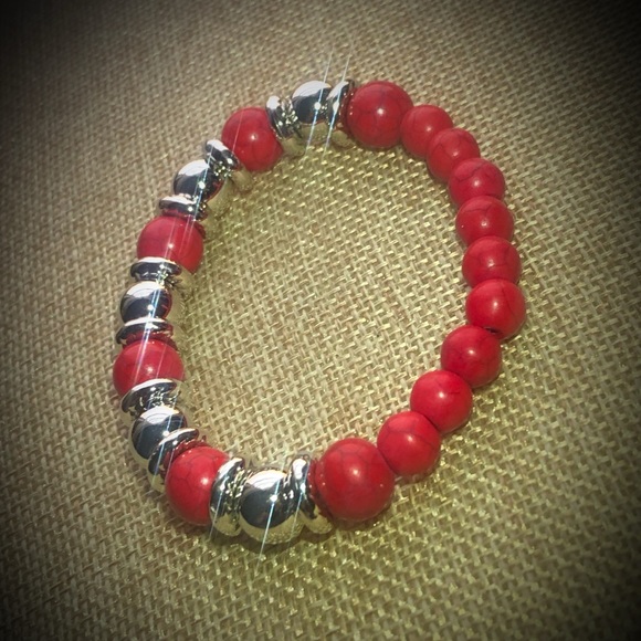 🎁✈️😊Lovely, Red & Silver, Beaded Bracelet, NWT - Picture 3 of 5
